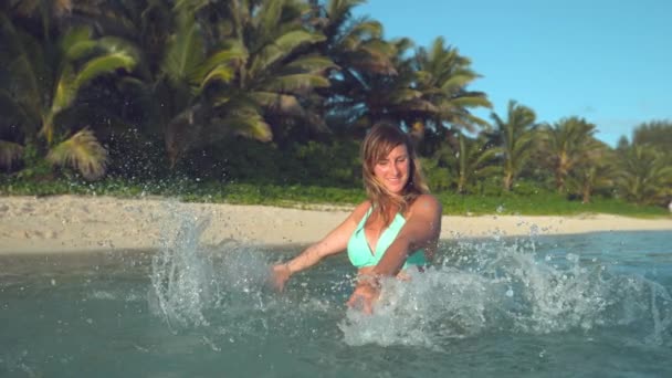 Low Motion Flose Jovem Alegre Fica Oceano Espirra Água Brilhante — Vídeo de Stock