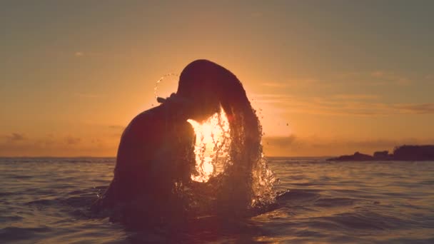 Slow Motion Close Silhouet Lens Flare Jonge Vrouw Zweert Haar — Stockvideo