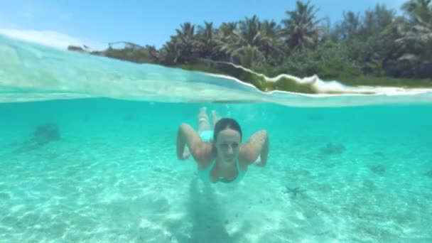 Lento Movimiento Half Underwater Cerrar Mujer Alegre Bikini Disfruta Buceando — Vídeos de Stock