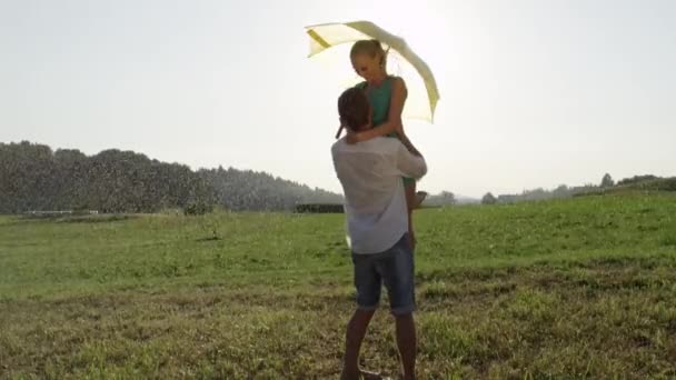 Movimiento Lento Destello Lente Feliz Pareja Joven Bailando Bajo Lluvia — Vídeos de Stock