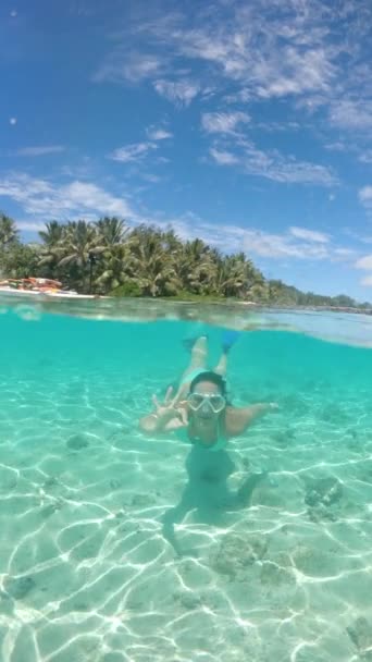 Vertical Slow Motion Half Underwater Mujer Feliz Señal Mientras Bucea — Vídeo de stock