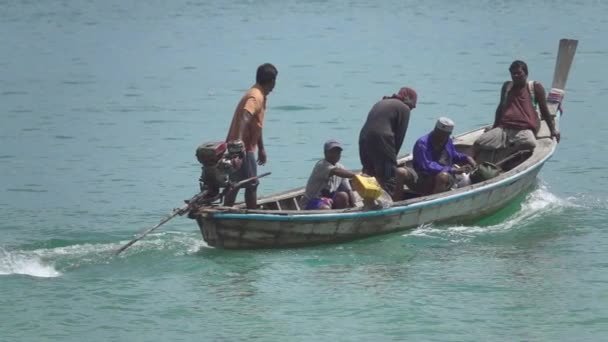 泰国克拉比 2017年3月 慢动作 当地泰国渔民在克拉比阳光明媚的夏日出海 五个亚洲人乘他们的木船离开热带港口去钓鱼 — 图库视频影像