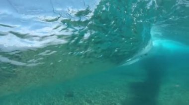 Yavaş Hareket, Sualtı: Tanınmayan yanlısı surfboarder tropik adada yaz tadını çıkarırken inanılmaz bir turkuaz tüp dalga sürmek. Pasifik Okyanusu'nda kristal berraklığında bir dalga oyma bilinmeyen binici.