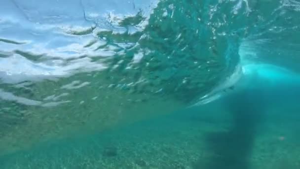 Lassú Mozgás Víz Alatt Felismerhetetlen Pro Surfboarder Lovagol Egy Csodálatos — Stock videók