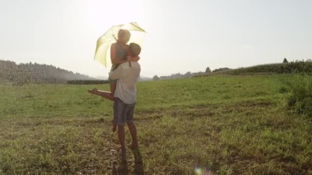 Slow Motion Lens Flare Adorável Jovem Namorado Namorada Dançar Chuva — Vídeo de Stock