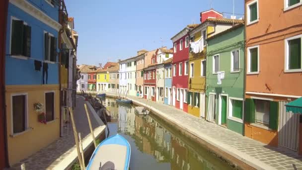 Due Turisti Irriconoscibili Passeggiano Lungo Canale Scintillante Passano Davanti Case — Video Stock