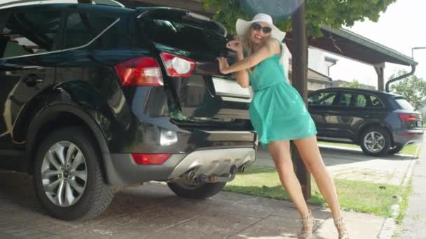 Slow Motion Lens Flare Smiling Caucasian Girl Tries Close Trunk — Stock Video