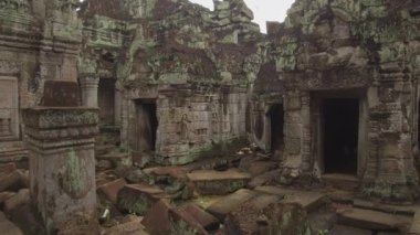 Pov: Angkor Wat'taki çürüyen antik tapınaklardan düşen büyük taşların üzerinde yürümek. Kamboçya'nın ücra köşesinde kaybolan tarihi tapınak kompleksinin güzel manzarası. İnanılmaz dini mimari.