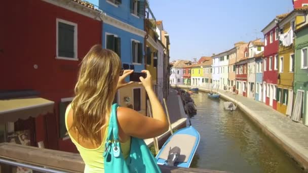 Burano Italy Junho 2017 Fechar Jovem Viajante Sexo Feminino Tirando — Vídeo de Stock