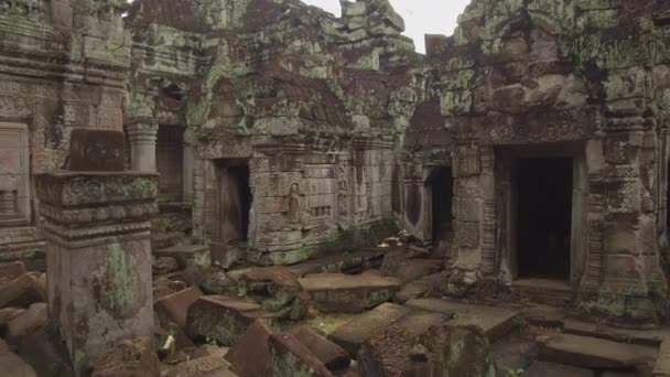 Pov Stora Stenar Som Föll Bort Ruttnande Forntida Tempel Angkor — Stockvideo