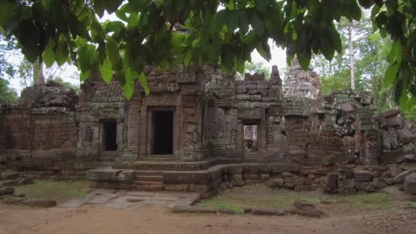 Close Adembenemend Uitzicht Rottende Ruïnes Van Het Tempelcomplex Angkor Wat — Stockvideo