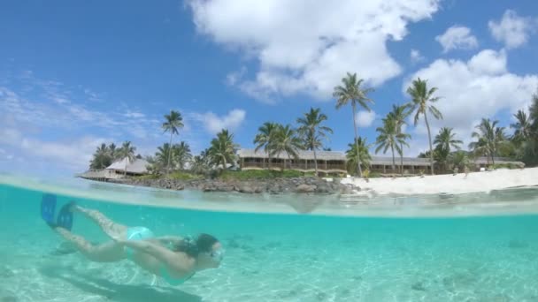 Slow Motion Half Underwater Une Jeune Fille Bikini Turquoise Snorkels — Video