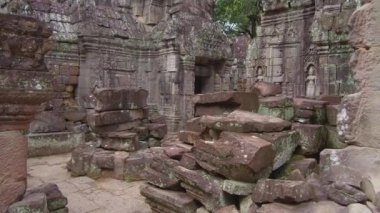 Close Up: Yere serpiştirilen büyük taşlar Kamboçya'da çürüyen tapınak girişine giden bir yol oluşturur. Boş Angkor Wat tapınak kompleksi güzel yakın çekim. Antik yapı kalıntılarının muhteşem manzarası.