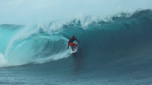 Slow Motion Close Extreme Surfboarder Їде Захоплюючій Бочковій Хвилі Біля — стокове відео