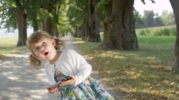 Slow Motion Närbild Glad Kaukasiska Baby Dotter Sjunger Medan Lyssnar — Stockvideo