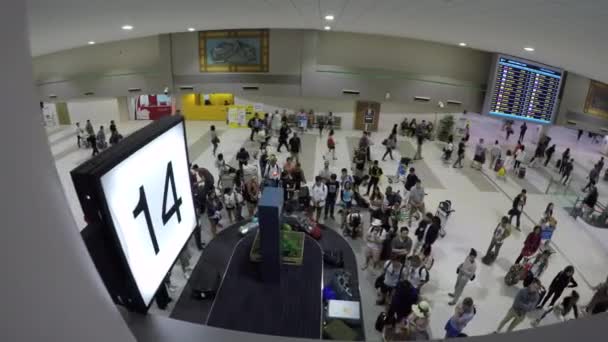 Thailand Luchthaven 2018 Mannelijke Vrouwelijke Toeristen Verzamelen Hun Reistassen Van — Stockvideo