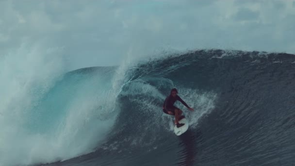 Slow Motion Close Gerichte Pro Mannelijke Surfer Rijden Een Krachtige — Stockvideo