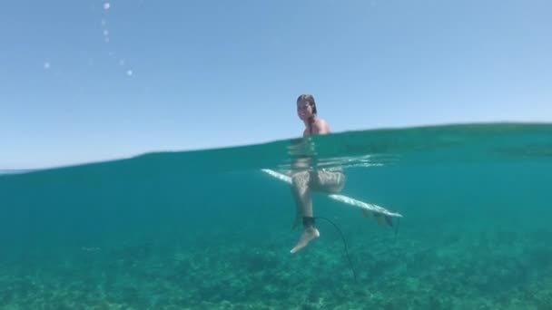 Moción Lenta Agua Superior Media Una Surfista Sonriente Bikini Mira — Vídeo de stock