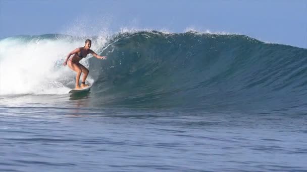 Slow Motion Cool Surfeuse Bikini Sculptant Une Vague Tonneau Cristalline — Video