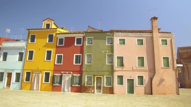 Spaceruje Pięknych Domach Spektakularnymi Różnymi Kolorowymi Fasadami Słonecznym Spokojnym Miasteczku — Wideo stockowe