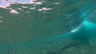 Slow Motion, Sualtı: Adrenalin dolu tatil Rider destansı bir Cloudbreak dalga yakalar ve güneşli egzotik kıyıya doğru sürmek. Tanınmaz sörfçü güzel bir haddeleme dalga oyma.