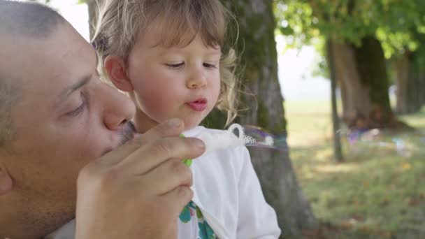 Slow Motion Flose Pai Orgulhoso Seu Laço Filhinho Bonito Soprando — Vídeo de Stock