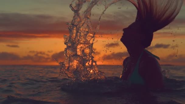 Slow Motion Close Silhouette Playful Female Tourist Cools Refreshing Ocean — Stock Video