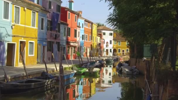 Burano Italy June 2017 Tranquil Canal Water Making Beautiful Reflection — Stock Video