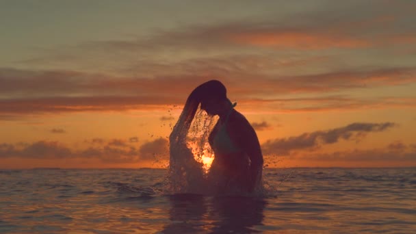 Lent Motion Fermer Silhouette Femme Méconnaissable Retourne Ses Cheveux Longs — Video