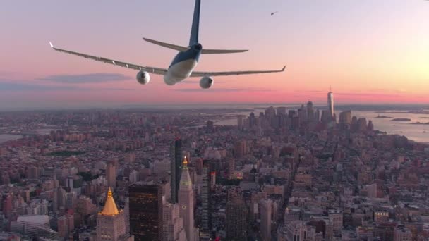 Luftaufnahme Aus Nächster Nähe Großes Verkehrsflugzeug Fliegt Bei Spektakulärem Sonnenuntergang — Stockvideo