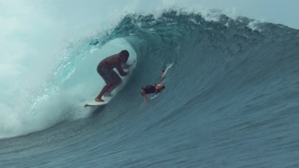 Moción Lenta Cerrar Fotógrafo Submarino Extremo Tomando Fotos Surfista Montando — Vídeo de stock
