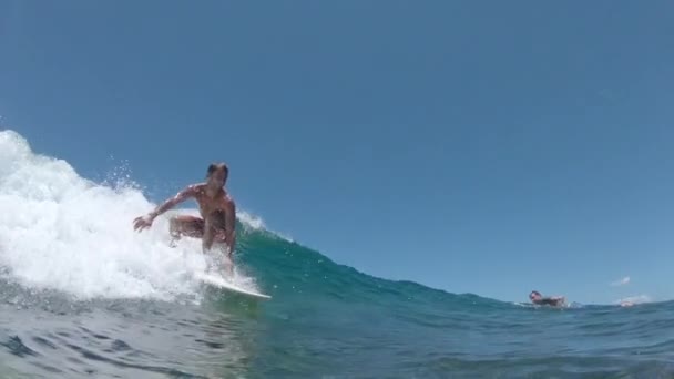 Low Motion Low Angle Comderwater Surfista Legal Levanta Sua Prancha — Vídeo de Stock