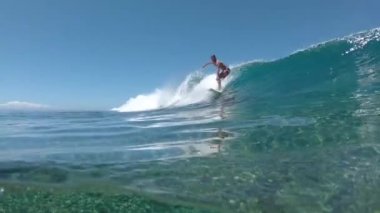 Yavaş Hareket, Sualtı, Close Up: Atletik surfboarder muhteşem Fiji kıyıya doğru büyük bir mavi varil dalga sürmek. Neşeli sörfçü mükemmel bir yaz gününde destansı bir Cloudbreak dalga oyma.