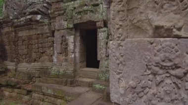 Close Up: Kırsal Kamboçya'da kaybolan boş bir Budist tapınağının güzel süslü taş girişi. Angkor Wat'ta çürüyen bir tapınağın muhteşem fotoğrafı. Eski Budist tapınak kompleksinin inanılmaz kalıntıları.