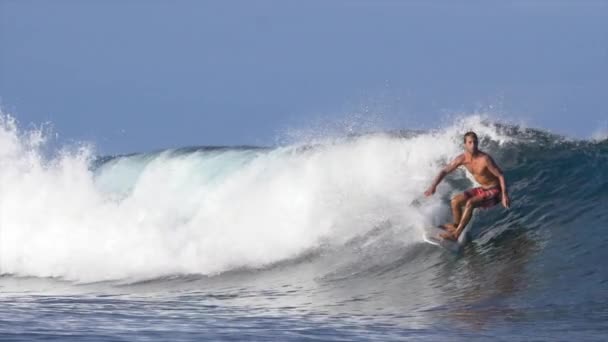 慢动作 Pro 冲浪板在蓝色云破浪上骑行和跳跃 运动型男性在他的冲浪板上乘坐大管波 夏季下午极限运动员冲浪的精彩镜头 — 图库视频影像