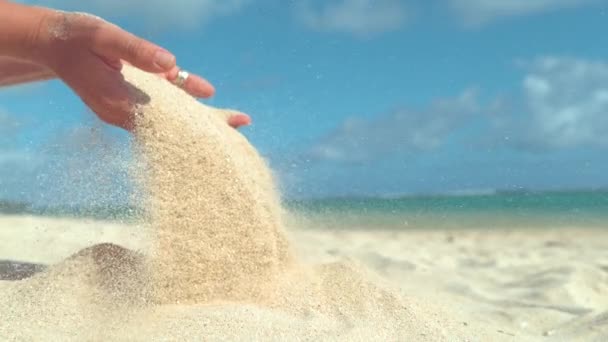 Zeitlupe Großaufnahme Raumkopie Unbekannte Junge Frau Lässt Sand Aus Ihren — Stockvideo