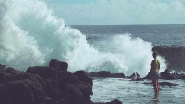 Медленное Движение Неузнаваемая Молодая Женщина Смотрит Жестокие Океанские Волны Плескающиеся — стоковое видео