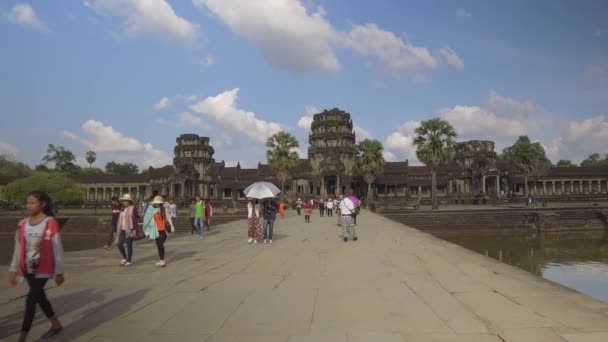 カンボジア アンコールワット 2017年4月 カンボジアの神聖な仏教寺院の複合体を破壊する恐ろしい大量観光 古代アンコールワットの建物の息をのむような眺めとそれを取り巻く群衆 — ストック動画