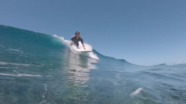 Slow Motion Niski Kąt Podwodne Początkujący Surfer Wywala Krystalicznie Czyste — Wideo stockowe