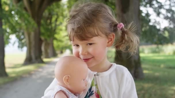 Slow Motion Porträtt Lekfull Dotter Ler För Kameran Medan Håller — Stockvideo