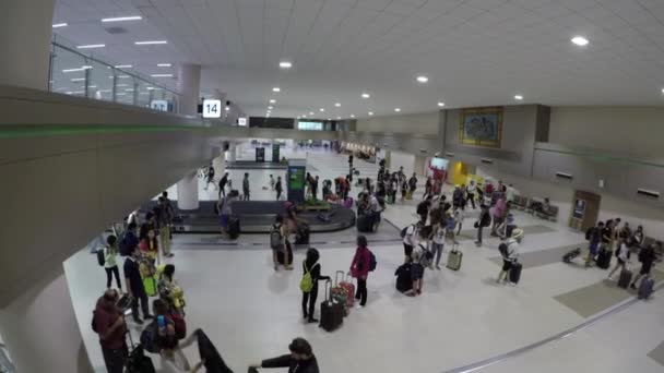 泰国机场 2018 一群游客从移动的行李带拿起行李箱后 走向机场出口 唐木昂机场繁忙行李领取区的电影拍摄 — 图库视频影像