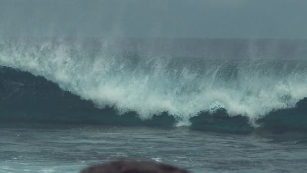 Slow Motion Chiudi Massiccia Onda Glassata Sull Oceano Che Schizza — Video Stock