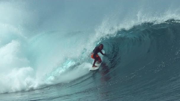 Slow Motion Close Glassy Oceaanwater Spat Ervaren Surfer Een Grote — Stockvideo