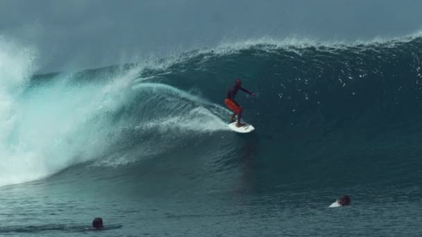 Moción Lenta Cerrar Dos Jóvenes Surfistas Ven Amigo Montar Una — Vídeos de Stock