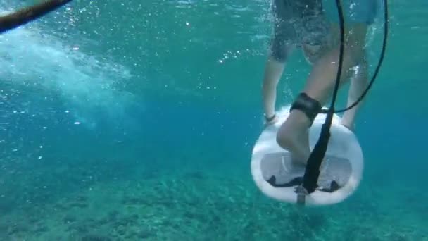 Slow Motion Close Onderwater Onherkenbaar Mannelijke Surfer Peddels Een Eend — Stockvideo