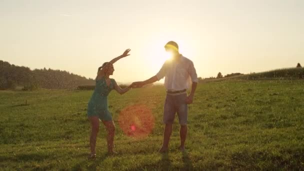 Slow Motion Lens Flare Zarif Sarışın Dansçı Döner Yakışıklı Ortağı — Stok video