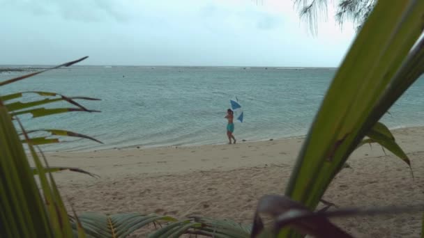 Slow Motion Kobieta Walczy Spacer Dół Egzotycznej Piaszczystej Plaży Jak — Wideo stockowe