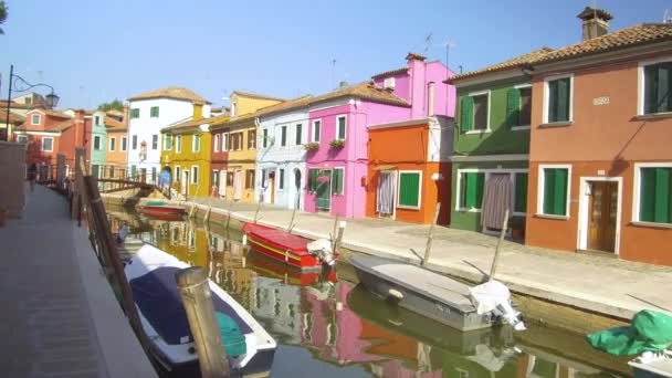Бурано Италия Июнь 2017 Прогулка Живописной Улице Идущей Вдоль Спокойного — стоковое видео