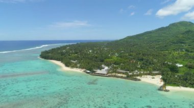 Anten: Güzel beyaz kumlu plajda yer alan büyük lüks tatil köyünün yakınında uçmak. Yemyeşil dağların ve turkuaz Pasifik Okyanusu'nun mükemmel manzarasına sahip uzak ada otelinin nefes kesici görüntüsü.