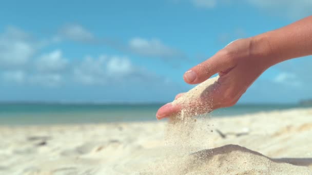 慢动作 细小的白沙粒被柔和的夏日微风从女性手中掠过 无法辨认的女人在度假玩海边挖出一把热沙 — 图库视频影像